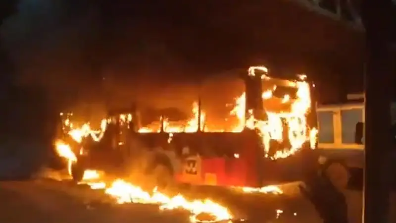 Bengaluru Bus Fire: বেঙ্গালুরুর সরকারি বাসে আচমকাই ধরল ভয়াবহ আগুন, চালকের তৎপরতায় বাঁচলেন ৫০ জন যাত্রী