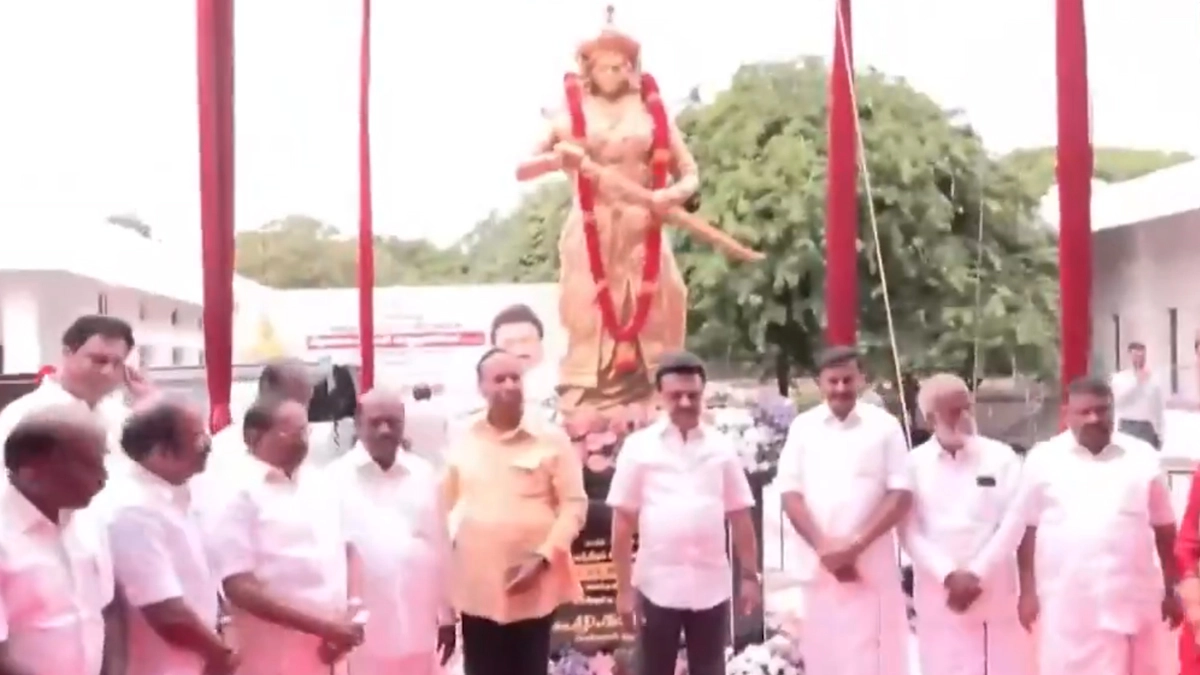 First Woman Freedom Fighter Queen: ব্রিটিশ শক্তির বিরুদ্ধে লড়াইয়ে নামা প্রথম ভারতীয় রানি ভেলু নাচিয়ারের মূর্তি উন্মোচন