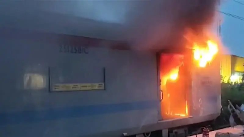 Fire Broke Out: গাজিয়াবাদে ট্রেনের বগিতে ভয়াবহ আগুন, দেখুন ভিডিও