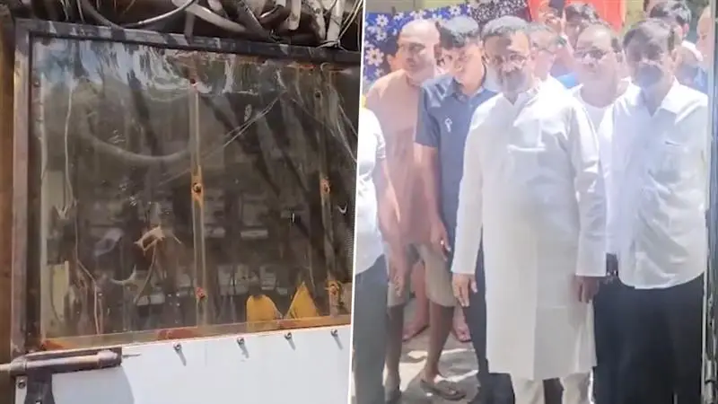 Firhad Hakim: মোমিনপুরে বিদ্যুৎস্পৃষ্ট হয়ে মৃত যুবকের পরিবারের সঙ্গে দেখা করলেন ফিরহাদ হাকিম