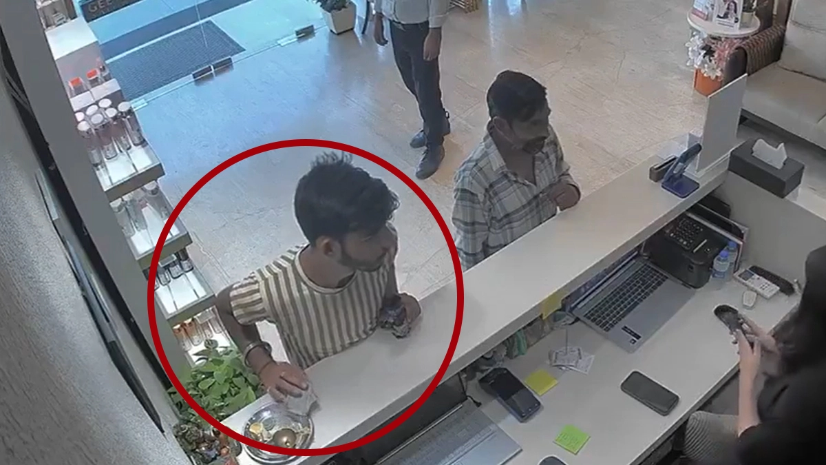 Viral Video: কথা বলতে বলতে পুজোর থালা থেকে টাকা চুরি, প্রকাশ্যে সিসিটিভি ফুটেজ, দেখুন ভিডিয়ো