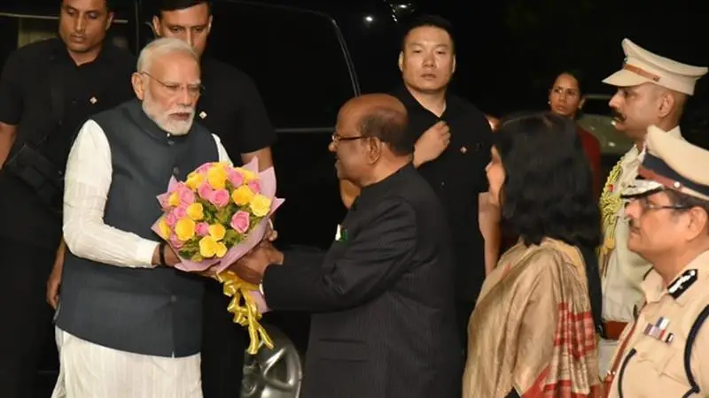 PM Modi in Kolkata: রাজভবনে প্রধানমন্ত্রী নরেন্দ্র মোদীকে স্বাগত রাজ্যপাল সি ভি আনন্দ বোসের