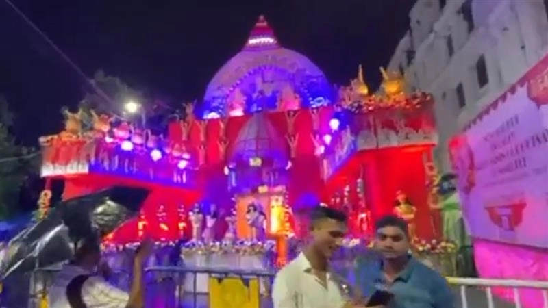 Durga Puja 2025: ছাতা মাথায় নিয়েই ঠাকুর দেখতে বেরল শহরবাসী, জীবনে ফেরার চেষ্টায় প্রতিকূলতা হারাচ্ছে কলকাতা
