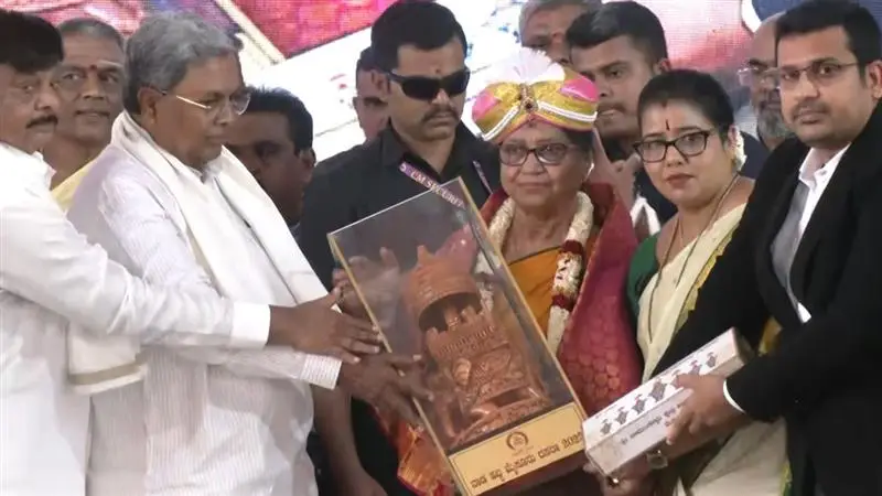 Banu Mushtaq on Dussehra: ‘সংস্কৃতি ও ঐক্যের উদযাপন’, উচ্চ আদালত ও শীর্ষ আলাদতের রায়ে দশেরা উৎসবের উদ্বোধন করলেন বানু মুশতাক