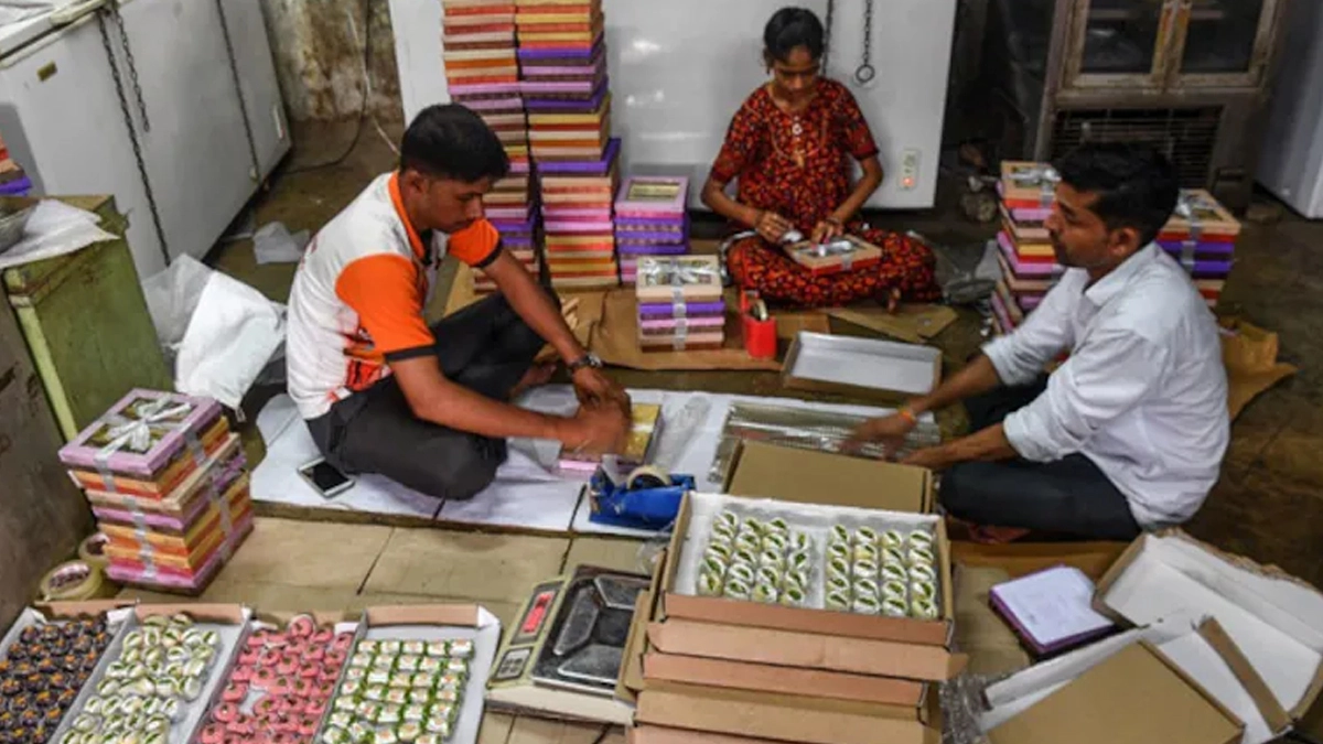 Centre's Message: সরকারি তহবিল থেকে উৎসবের উপহার দেওয়া যাবে না, কড়া বার্তা কেন্দ্রের