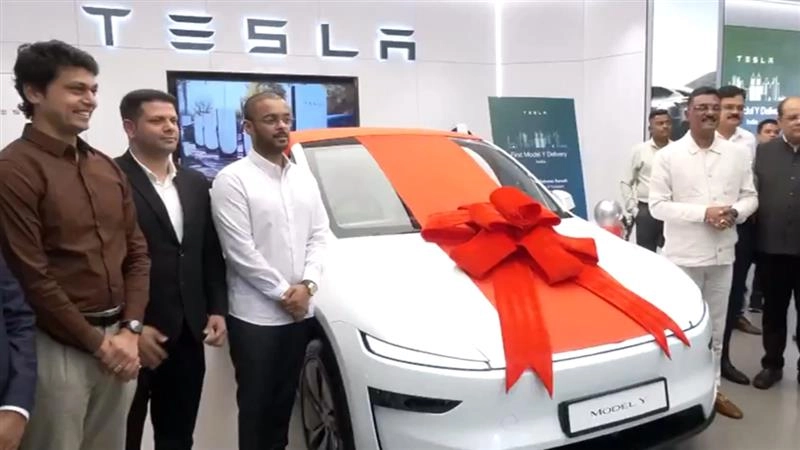 Minister Pratap Sarnaik Tesla Owner: দেশের প্রথম টেসলার মালিক হলেন মহারাষ্ট্রের বিজেপি সরকারের মন্ত্রী প্রতাপ সারনায়েক, ৬১ লক্ষের গাড়ির চাবি হাতে শোরুমে মন্ত্রী