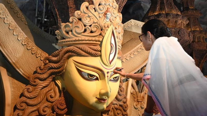 Mamata Banerjee Painted the Eyes of Maa Durga Idol: চেতলা অগ্রণীতে প্রতিমার চক্ষুদান করে মহালয়ায় উদ্বোধন মুখ্যমন্ত্রী মমতার