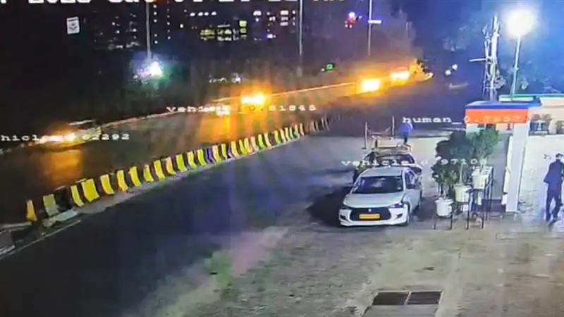 Gurugram Highway Horror Video: গুরগ্রাম এক্সপ্রেসওয়েতে ডিভাইডারে ধাক্কায় গাড়ির ভয়াবহ দুর্ঘটনা, হত ৫, দেখুন ভিডিও