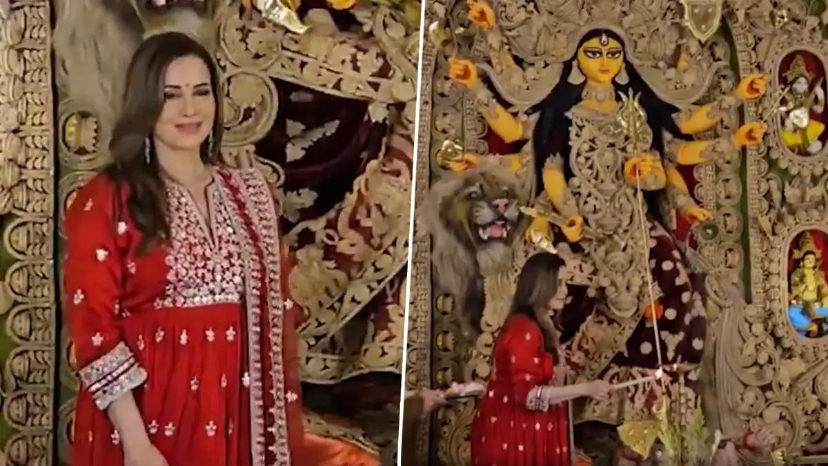 Durga Puja 2025: দক্ষিণ কলকাতার পুজো মণ্ডপ উদ্বোধনে বলিউড অভিনেত্রী নীলম, দেখুন ভিডিয়ো