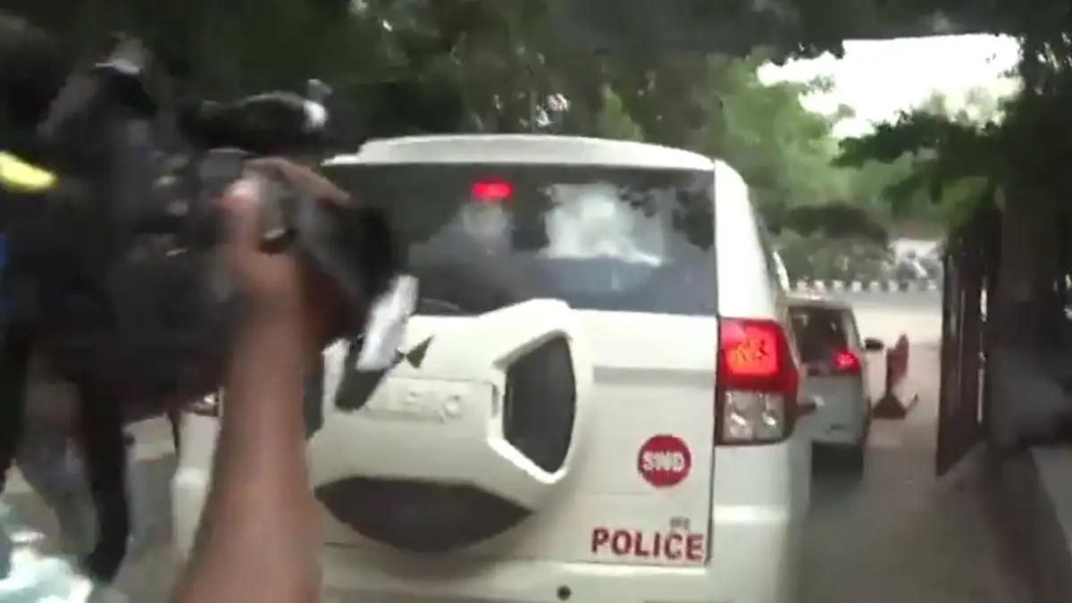 Swami Chaitanyananda Arrested: হোটেল থেকে আটক স্বামী চৈতন্যনন্দ মহারাজ, হেফাজতে নেওয়ার জন্য পেশ করা হল আদালতে