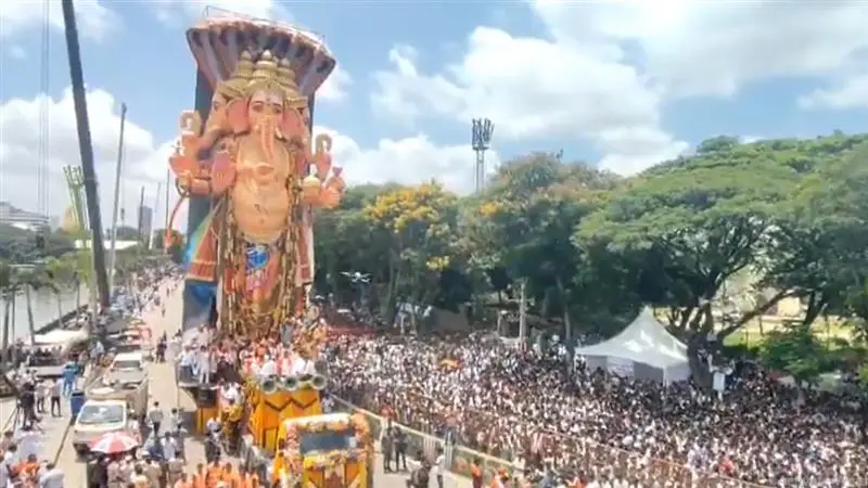 69 Foot Ganesh Idol: হায়দরাবাদে কেমন করে হচ্ছে ৬৯ ফুট গণেশ মূর্তির বিসর্জন, দেখুন ভিডিও