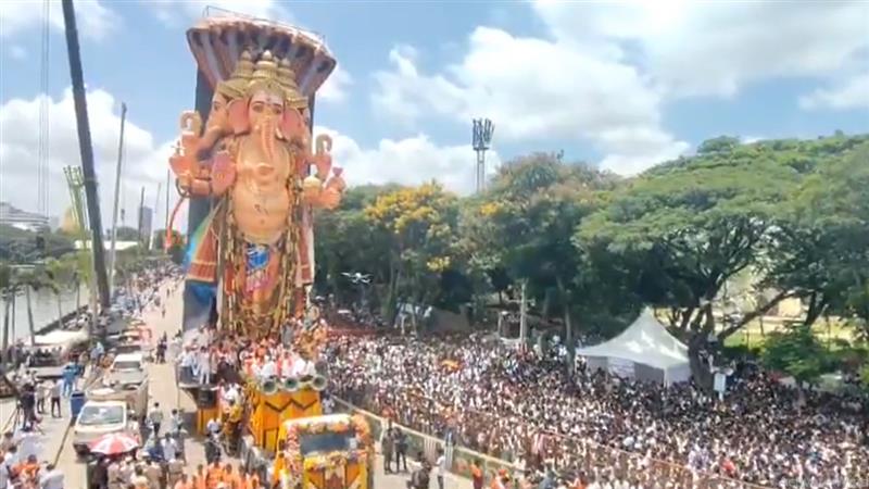 69 Foot Ganesh Idol: হায়দরাবাদে কেমন করে হচ্ছে ৬৯ ফুট গণেশ মূর্তির বিসর্জন, দেখুন ভিডিও