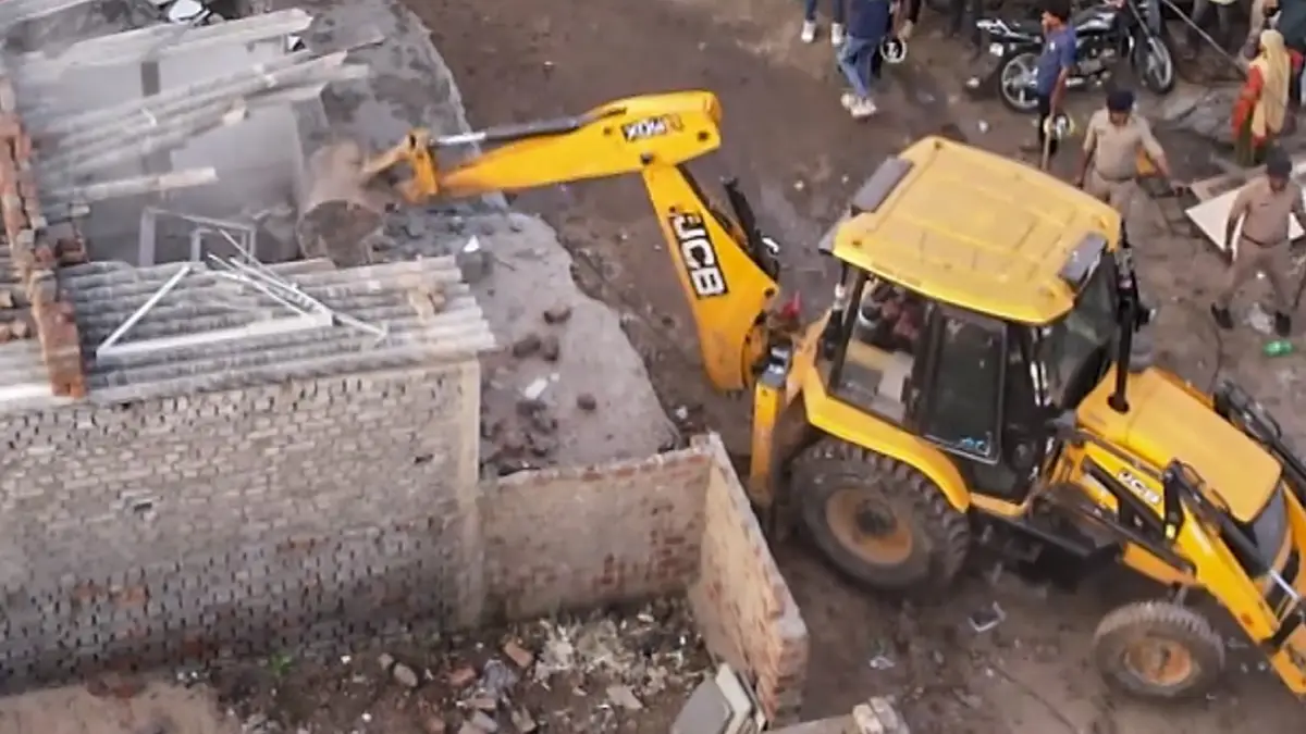 Sabarmati Mega Demolition: সবরমতী নদীর তীরে ৭০০টি অবৈধ স্থাপনা ধ্বংসের ব্যপক অভিযান চলছে