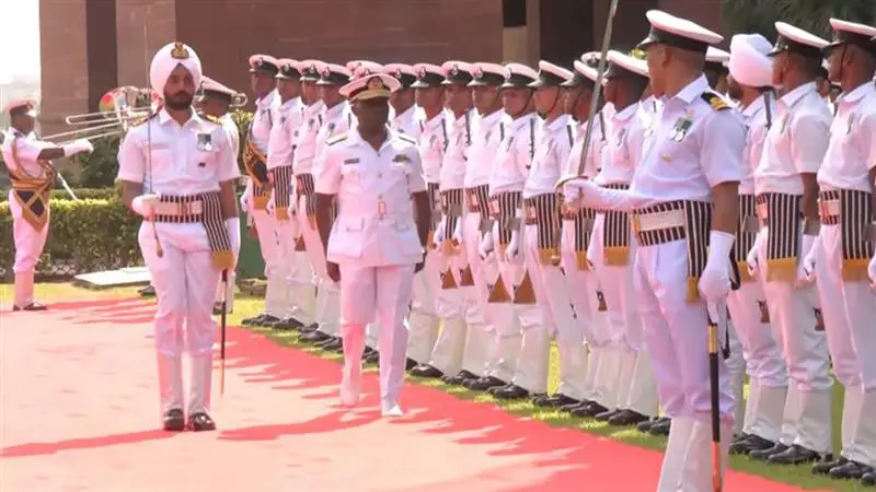 Guard of Honour: কেনিয়ার নৌবাহিনীর কমান্ডারকে গার্ড অব অনার প্রদান