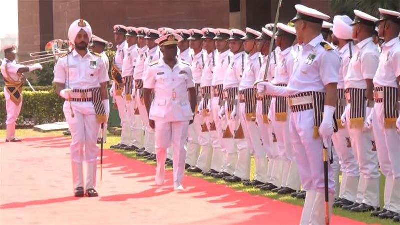 Guard of Honour: কেনিয়ার নৌবাহিনীর কমান্ডারকে গার্ড অব অনার প্রদান