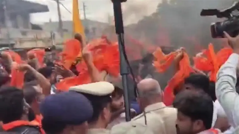 Karnataka: গণেশ মূর্তি বিসর্জনের সময় পাথর ছোঁড়ার প্রতিবাদে হিন্দু সংগঠনগুলির বিক্ষোভ, ১৪৪ ধারা জারি