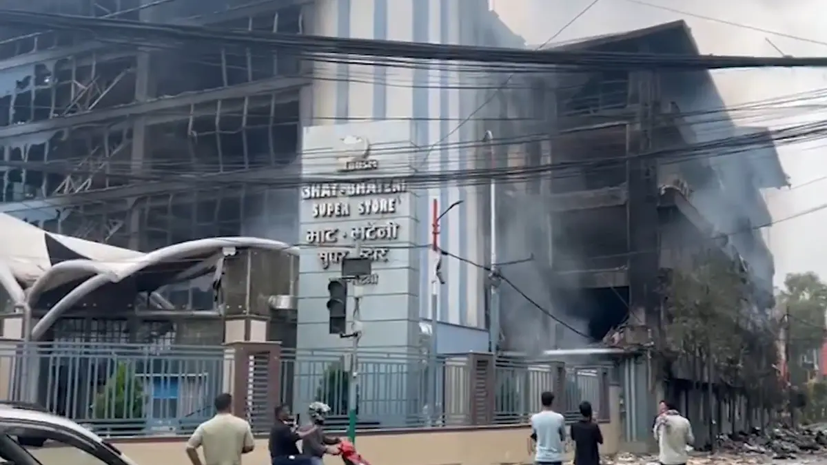 Nepal: নেপালে মলে আগুন ধরিয়ে দিল বিক্ষোভকারীরা, নিহত ২ জন