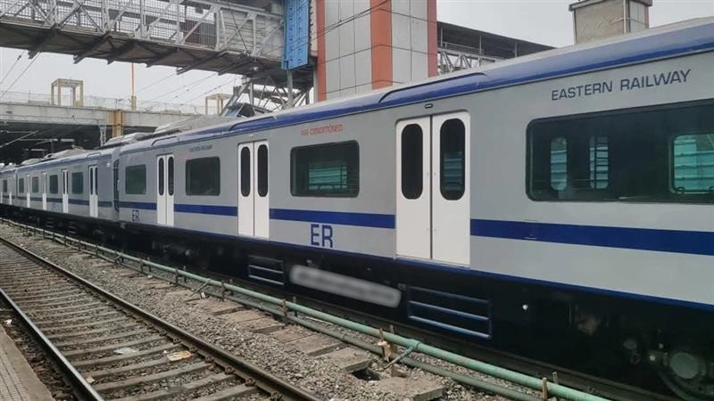 Shocking Video From Train: যে কোনও সময় মার খেতে পারেন ট্রেনের ভিতরে? যাত্রীকে বেধড়ক পেটাল হকার, ভাইরাল ভিডিয়ো