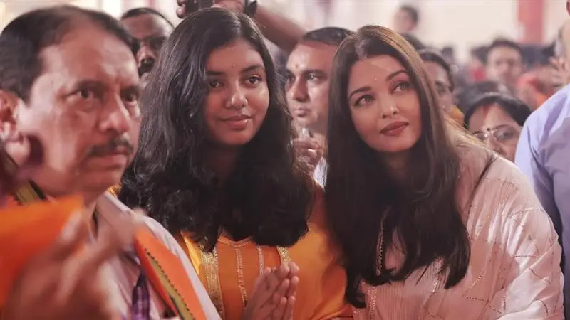 Ganesh Chaturthi Celebration: প্রতিবারের মত এবারেও মুম্বইয়ের গণেশোৎসবে জি এস বি-র ‍বিগ্রহ দর্শনে ঐশ্বর্য রাই বচ্চন, সঙ্গে কন্যা আরাধ্যা