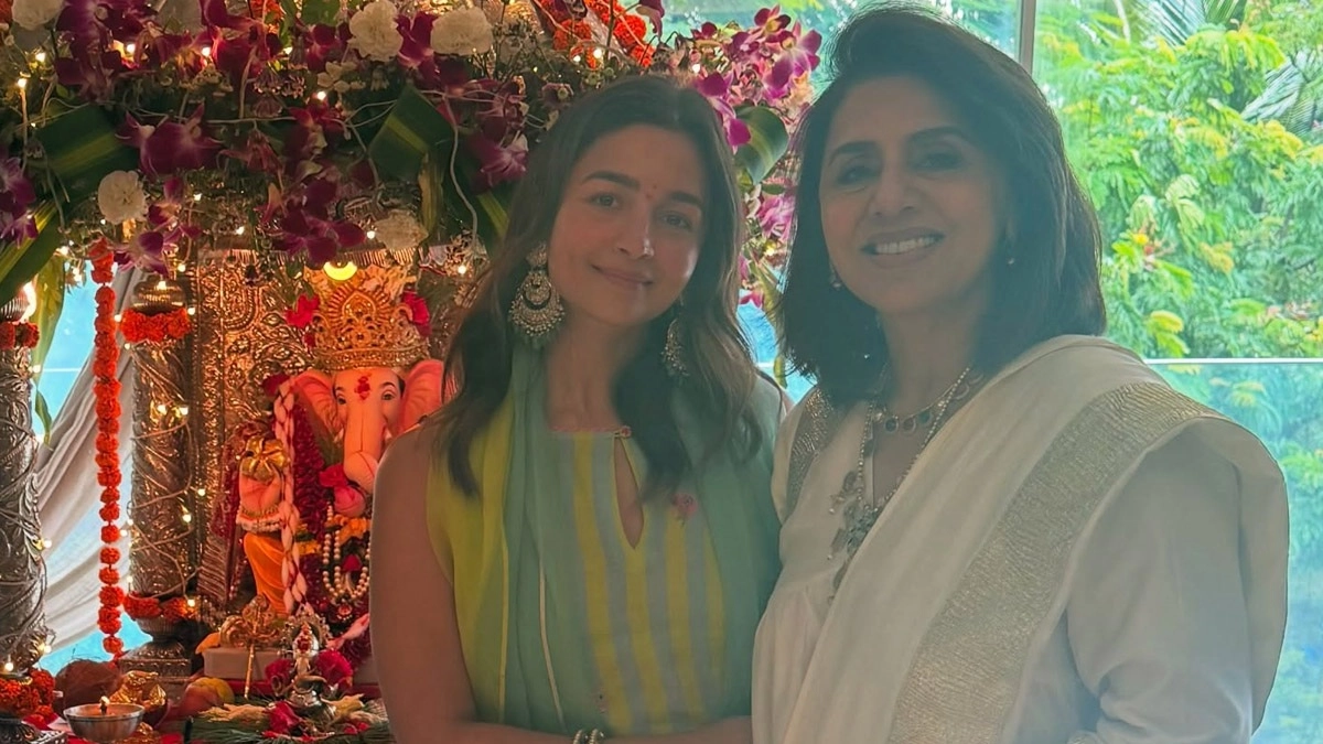 Alia Bhatt With Neetu Kapoor: 'বউমা কোথায়' বলে হাজার প্রশ্ন, শেষে শাশুড়ির সঙ্গে গণেশ পুজোর ছবি পোস্ট করলেন আলিয়া, দেখুন