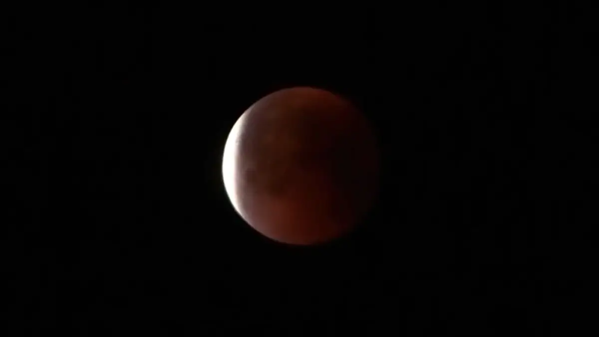 Blood Moon Total Lunar Eclipse 2025: পৃথিবীর ছায়ায় ঢাকল চাঁদ, রক্তচন্দ্র দেখলেন দেশের বিভিন্ন প্রান্তের মানুষ, কেউ আবার গ্রহণের রাতে পা রাখলেন না ঘরের বাইরে, দেখুন লাল চাঁদের সেই সব ভিডিয়ো এক নজরে