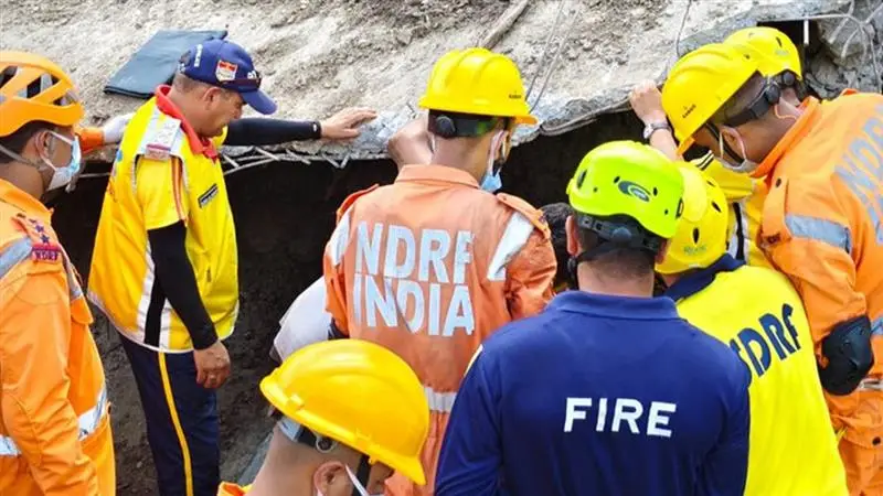 Landslide In Chamoli: বিপদ বুঝে দুই সন্তানকে বুকে জড়িয়ে বাঁচার চেষ্টা করেছিলেন মা, ১৬ ঘণ্টা পর ধ্বংসস্তূপ থেকে সেভাবেই উদ্ধার তিনজনের মৃতদেহ