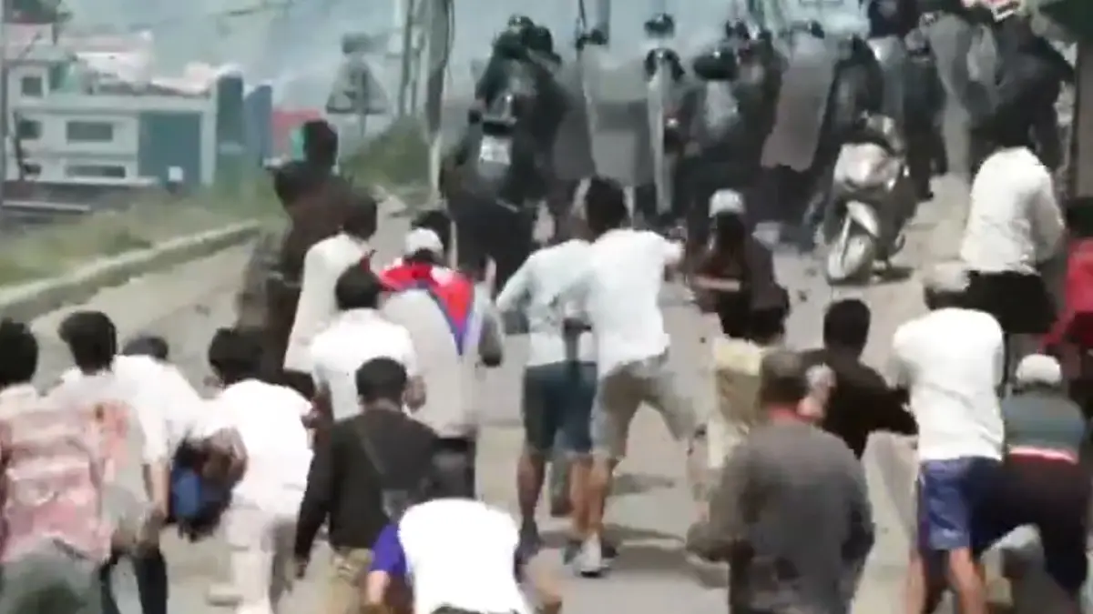 Nepal Protests On Corruption: দুর্নীতির আগুনে জ্বলছে নেপাল, উত্তাল কাঠমাণ্ডু, সর্বদলীয় বৈঠকের পরই কি বড় সিদ্ধান্ত ভারতের প্রতিবেশী দেশে? দেখুন ভিডিয়ো