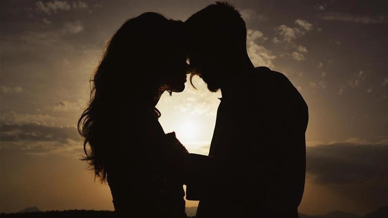 Viral Video: প্রেমিককে চুমু খেতে না খেতেই স্বামী এসে জড়িয়ে ধরলেন স্ত্রীকে, অবাক সবাই, ভাইরাল ভিডিয়ো