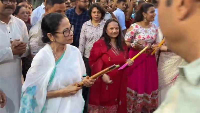 Durga Puja 2025: একের পর এক দুর্গা পুজোর উদ্বোধন, চক্রবেড়িয়া সার্বজনীনে মুখ্যমন্ত্রী মেতে উঠলেন ডান্ডিয়ায়, দেখুন ভিডিয়ো
