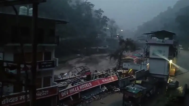 Dehradun District Floods: পাহাড়ে প্রকৃতির 'প্রলয়', মেঘভাঙা বৃষ্টিতে ফাটছে বহু নদী, দেখুন ভিডিয়োতে কীভাবে ভেসে যাচ্ছে দেরাদুন