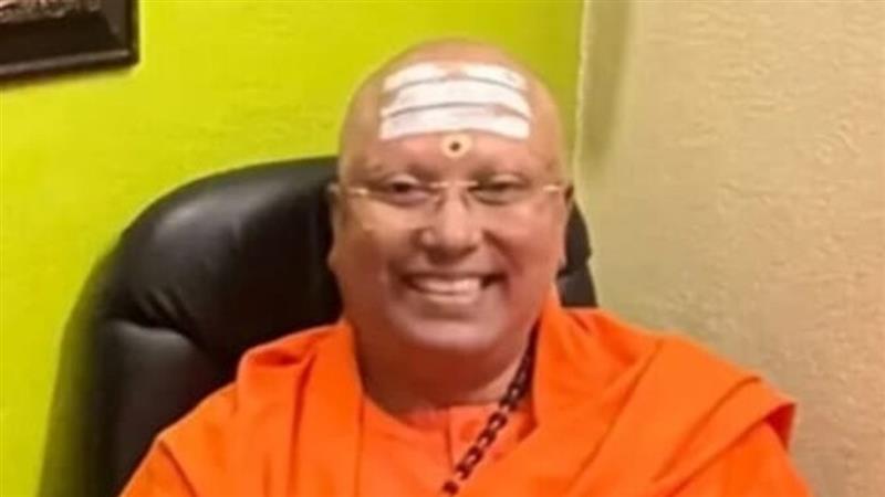 Self Styled Godman Swami Chaitanyananda Saraswati:  'আমার ঘরে এস, তোমায় বিদেশে নিয়ে যাব', বাবা সেজে নোংরা মেসেজ, ছাত্রীদের শরীর স্পর্শের চেষ্টা স্বঘোষিত গুরুর