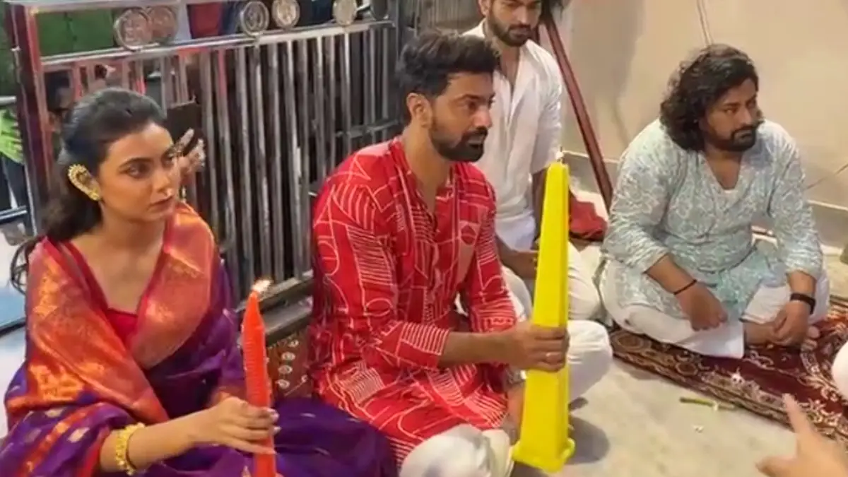 Raghu Dakat: 'রঘু ডাকাত'-এর মুক্তির পুজো, নৈহাটির বড় মা-র মন্দিরে ইধিকাকে সঙ্গে নিয়ে পৌঁছে গেলেন দেব, দেখুন