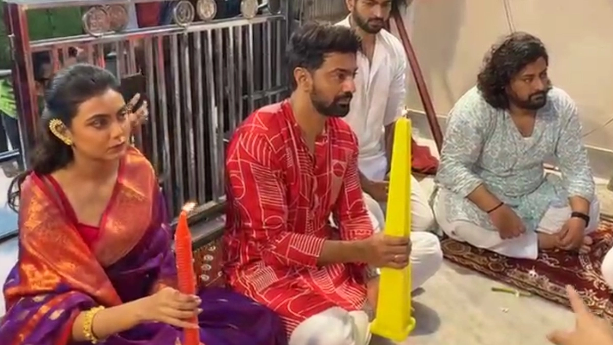 Raghu Dakat: 'রঘু ডাকাত'-এর মুক্তির পুজো, নৈহাটির বড় মা-র মন্দিরে ইধিকাকে সঙ্গে নিয়ে পৌঁছে গেলেন দেব, দেখুন