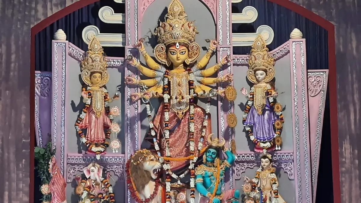 Durga Puja 2025: নবরাত্রির নিরামিষ নয়, দুর্গা পুজোয় বাঙালি মেতে ওঠে মাছ, মাংসের হরেক পদের খাবারে, পুজোয় বাঙালি কেন আমিষ খায় জানেন?
