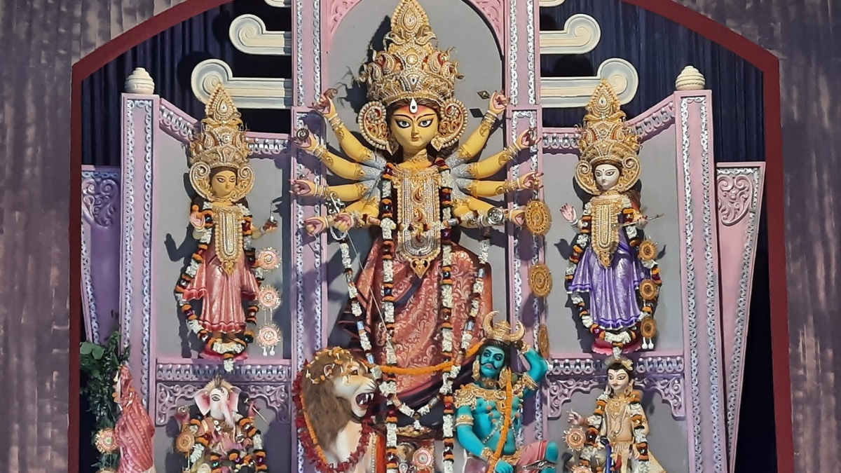 Durga Puja 2025: নবরাত্রির নিরামিষ নয়, দুর্গা পুজোয় বাঙালি মেতে ওঠে মাছ, মাংসের হরেক পদের খাবারে, পুজোয় বাঙালি কেন আমিষ খায় জানেন?