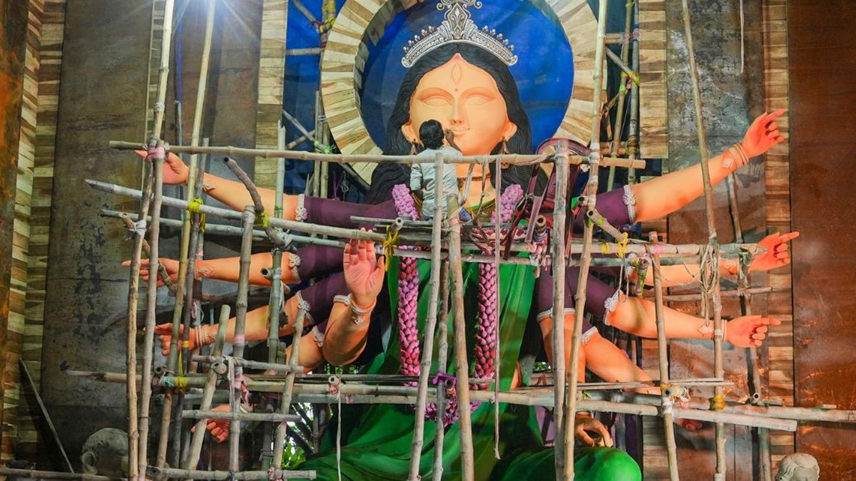 Durga Puja 2025: মা আসছেন, দুর্গা পুজোর প্রস্তুতি তুঙ্গে, দেখুন