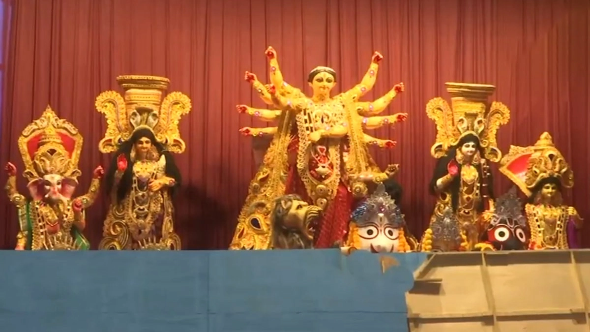 Durga Puja 2025: মহালয়ার দিন থেকেই প্যান্ডাল হপিং শুরু, বাঙালির দুর্গা ঠাকুর এবার জগন্নাথ মন্দিরেও অধিষ্ঠিত হচ্ছেন, দেখুন ভিডিয়ো