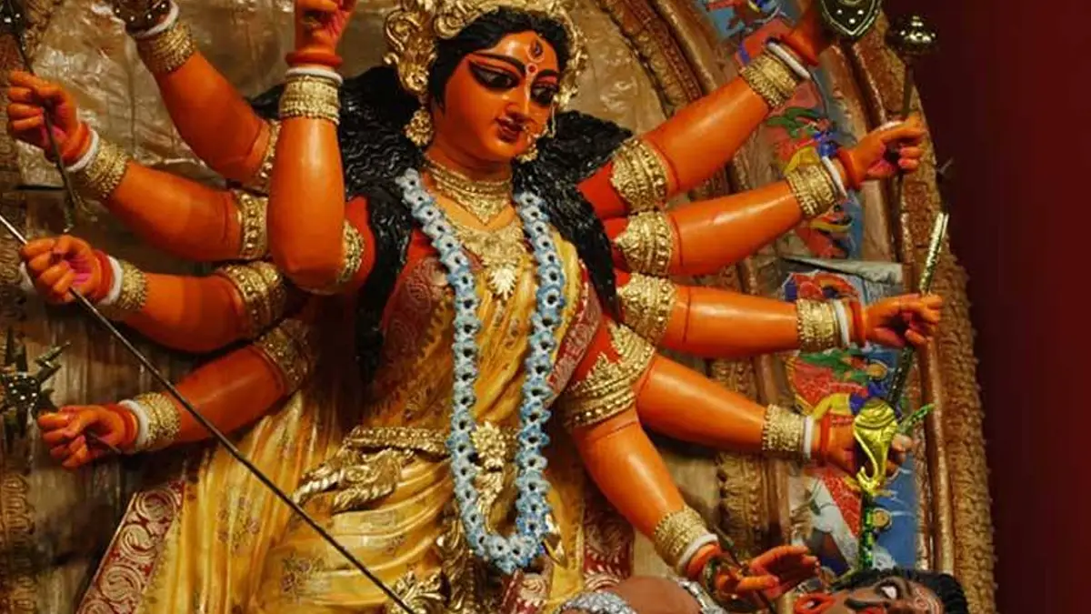 Durga Puja 2025: মহালয়ার পর দেবী দুর্গা কখন আসেন পিতৃগৃহে, কোনদিন উমাকে কোন রূপে পুজো করে বাঙালি দেখুন