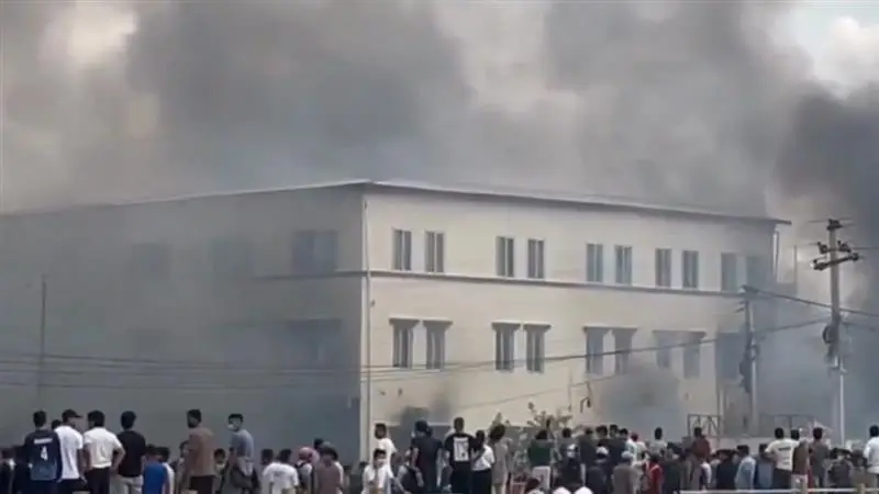 Nepal Protests Video: অগ্নিগর্ভ নেপাল, শাসক দলের অফিস জ্বালিয়ে দিলেন বিক্ষোভকারীরা, দেখুন ভিডিয়ো