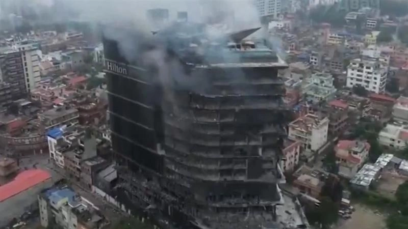 Nepal's Protesters Burned Tallest Hotel: দাউ দাউ করে জ্বলছে সবচেয়ে বড় পাঁচতারা হোটেল, পুড়িয়ে ধ্বংসস্তূপ বানিয়ে দিল বিক্ষোভকারীরা দেখুন ভিডিয়ো