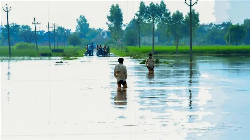 Weather Update: সাগরে ঘণীভূত নিম্নচাপ, বৃষ্টি শুরু বাংলায়, উত্তরের রাজ্যগুলিতে জারি লাল, কমলা সতর্কতা, একটানা বর্ষণে ধসের ভয়েও কাঁপছে মানুষ