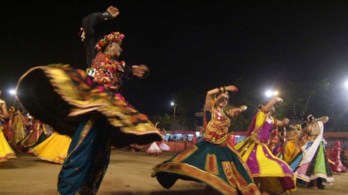 Garba Video: 'লভ জিহাদ রুখতে' গরবার অনুষ্ঠানস্থল থেকে অহিন্দু বাউন্সারদের সরাচ্ছে বজরং রং,দেখুন ভিডিয়ো