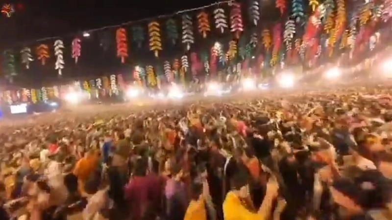 Durga Puja 2025: Non-Hindus Stay Away From Garba? গঙ্গা জল গ্রহণ করে, মাথায় গোমূত্র ছিটিয়ে গরবা প্যান্ডালে ঢুকতে হচ্ছে, অহিন্দুদের প্রবেশ আটকাতে যা হচ্ছে ভোপালে, দানা বাঁধছে বিতর্ক