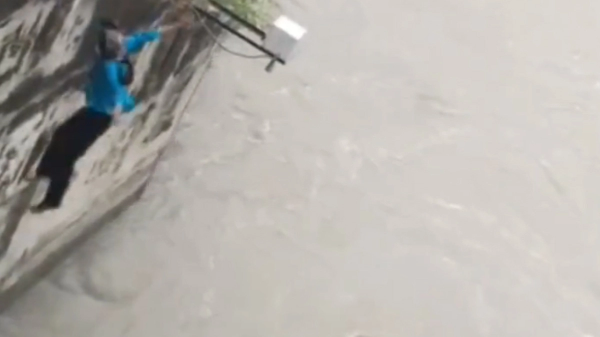 Shocking Video Of A Girl: চোখের পাতা ফেলতেই জলে ঝাঁপ, ১৮-র কিশোরীর মর্মান্তিক ভিডিয়ো নিয়ে তোলপাড়