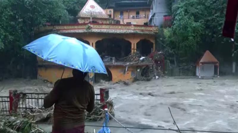 Cloudburst In Dehradun: মেঘভাঙা বৃষ্টিতে বিপর্যস্ত দেরাদুন, লের তোড়ে ভাসল শিবলিঙ্গ , নিখোঁজ ২