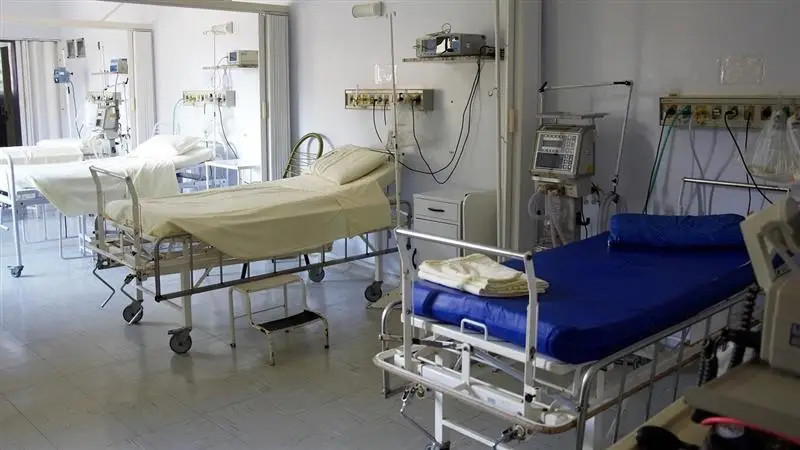 Shocking Video: দেওয়া হল না হুইল চেয়ার, অসুস্থ বৃদ্ধকে টেনে হিঁচড়ে নিয়ে যাওয়া হল হাসপাতাল থেকে, ভাইরাল ভিডিয়ো