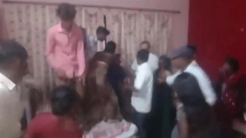 Viral Video: সিঙাড়ার জন্য মাথা খারাপ হয়ে গেল, পঞ্চায়েত ডেকে, বাড়ির লোক দিয়ে স্বামীকে মার খাওয়ালেন স্ত্রী