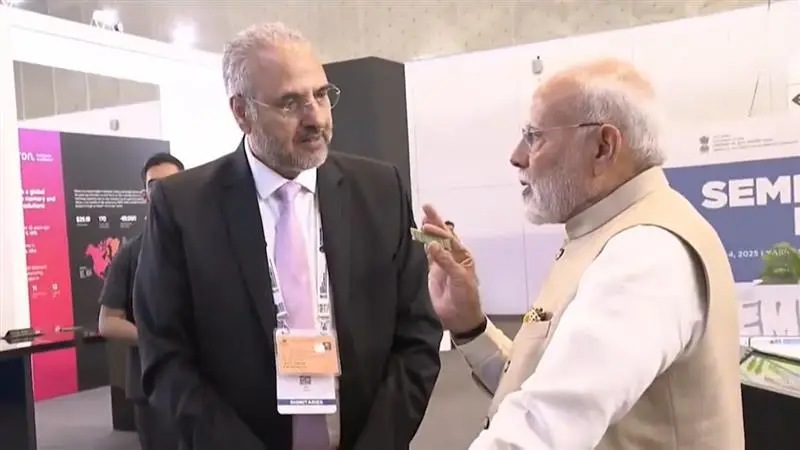 Semicon India 2025: ন্যানোচিপ পরীক্ষা করছেন নরেন্দ্র মোদী! দেখুন ভিডিও