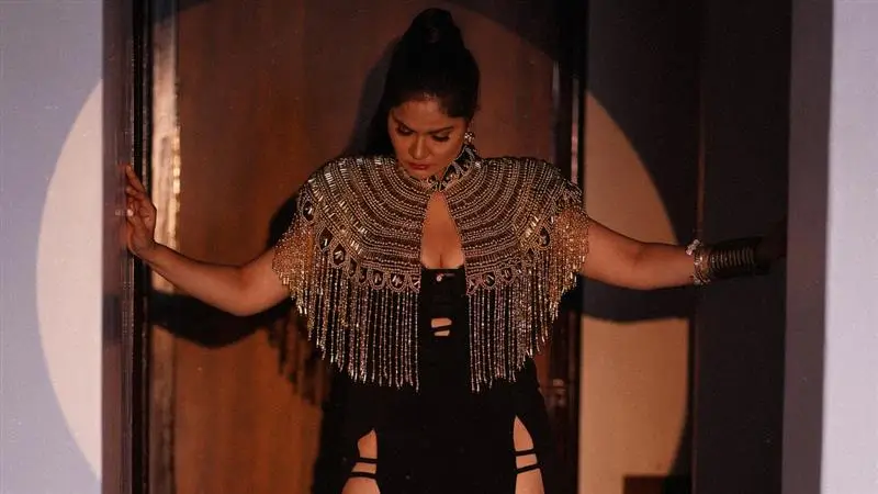 Aabha Paul Hot Pics: উন্মুক্ত বক্ষে আলোর খেলা, কালো গাউনে উষ্ণ আভা পাল