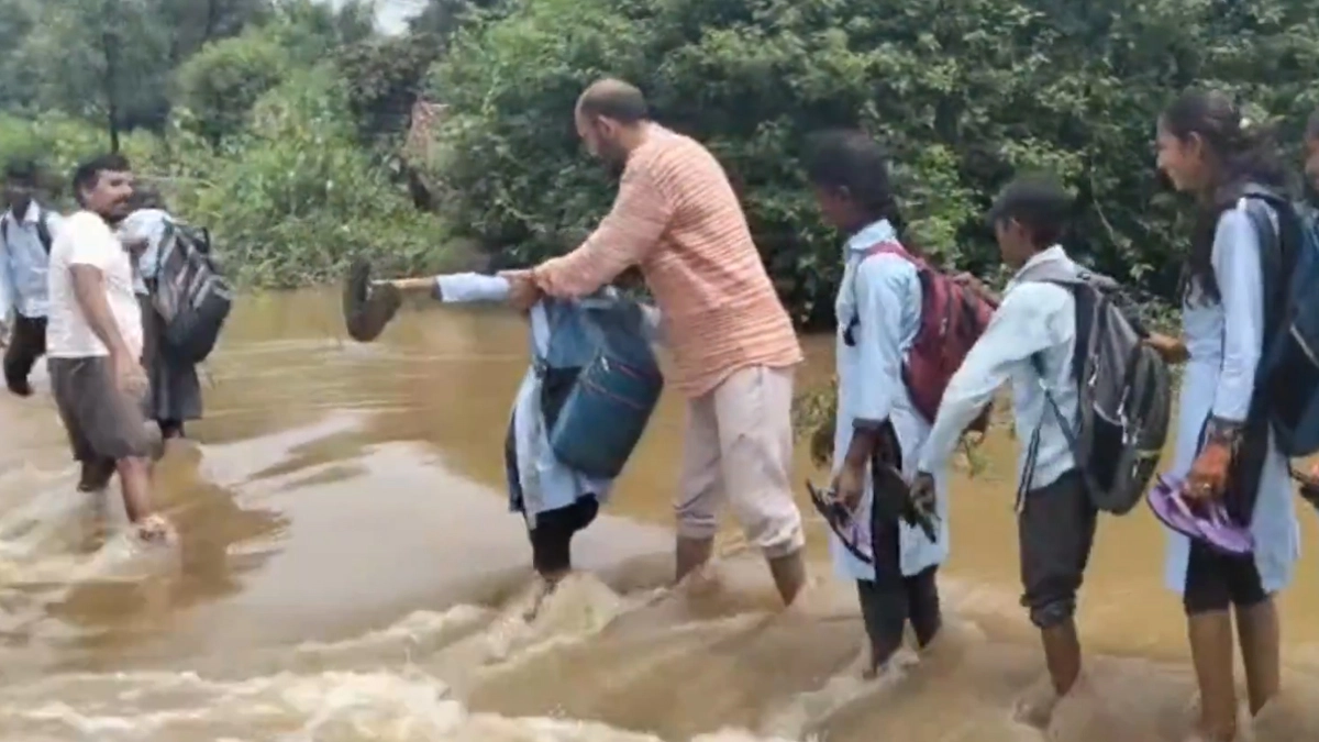 School Children Viral Video: ঝুঁকিপূর্ণভাবে নদী পথ পার হয়ে স্কুলে যাচ্ছে শিক্ষার্থীরা, দেখুন ভিডিও